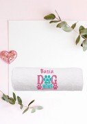 Detal haftu komputerowego "Dog Mama" wykonanego na puszystym ręczniku bawełnianym 500g – wysoka precyzja wykonania.