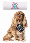 Detal haftu komputerowego "Dog Mama" wykonanego na puszystym ręczniku bawełnianym 500g – wysoka precyzja wykonania.