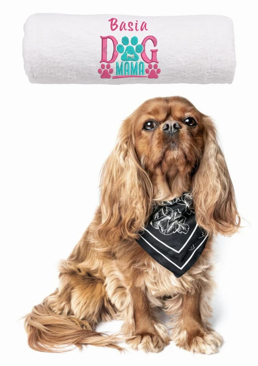 Detal haftu komputerowego "Dog Mama" wykonanego na puszystym ręczniku bawełnianym 500g – wysoka precyzja wykonania.