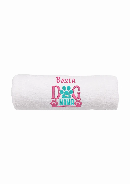 Detal haftu komputerowego "Dog Mama" wykonanego na puszystym ręczniku bawełnianym 500g – wysoka precyzja wykonania.