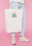 Biała torba bawełniana z kolorowym haftem "Dog Mama" i grafiką łapki psa – zbliżenie na jakość haftu.