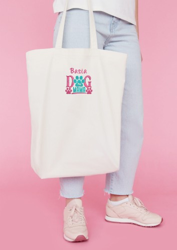 Biała torba bawełniana z kolorowym haftem "Dog Mama" i grafiką łapki psa – zbliżenie na jakość haftu.