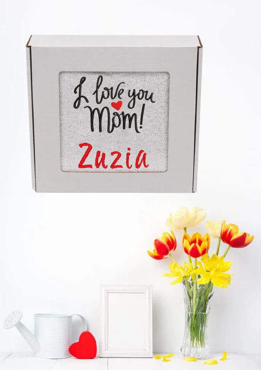 Ręcznik z personalizowanym haftem na Dzień Mamy biały, bawełna frotte 500 g,  zapakowany na prezent w pudełko z okienkiem