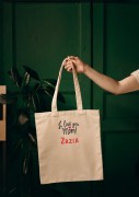 Kobieta niosąca torbę bawełnianą z personalizowanym haftem – praktyczny prezent na Dzień Mamy w użyciu.