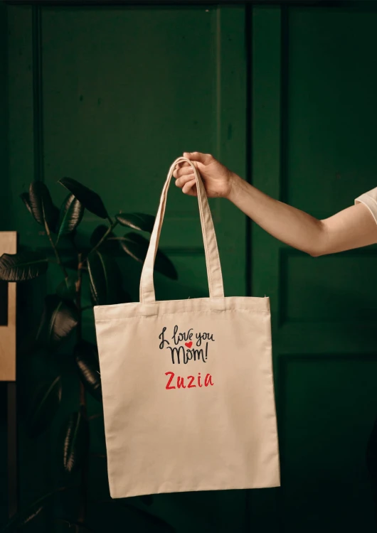 Kobieta niosąca torbę bawełnianą z personalizowanym haftem – praktyczny prezent na Dzień Mamy w użyciu.