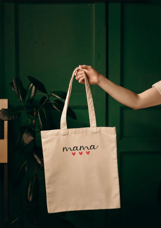 Kobieta niosąca torbę bawełnianą z personalizowanym haftem – praktyczny prezent na Dzień Mamy w użyciu.