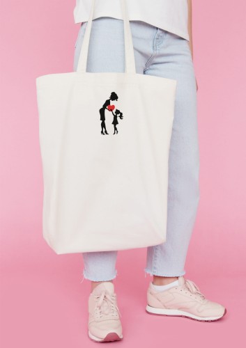Kobieta niosąca torbę bawełnianą z personalizowanym haftem – praktyczny prezent na Dzień Mamy w użyciu.