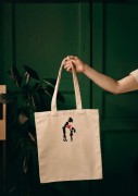 Kobieta niosąca torbę bawełnianą z personalizowanym haftem – praktyczny prezent na Dzień Mamy w użyciu.
