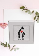 Ręcznik z personalizowanym haftem na Dzień Mamy biały, bawełna frotte 500 g,  zapakowany na prezent w pudełko z okienkiem
