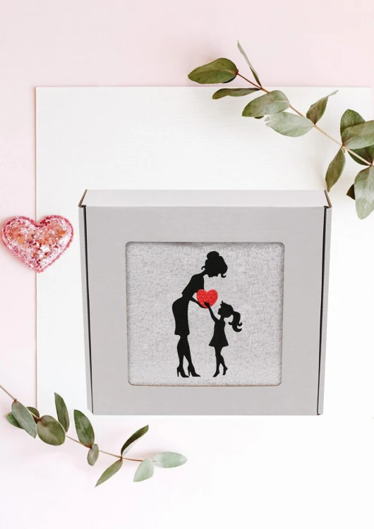 Ręcznik z personalizowanym haftem na Dzień Mamy biały, bawełna frotte 500 g,  zapakowany na prezent w pudełko z okienkiem