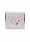 Ręcznik z personalizowanym haftem na Dzień Mamy biały, bawełna frotte 500 g,  zapakowany na prezent w pudełko z okienkiem