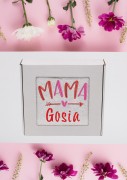Ręcznik z personalizowanym haftem na Dzień Mamy biały, bawełna frotte 500 g,  zapakowany na prezent w pudełko z okienkiem