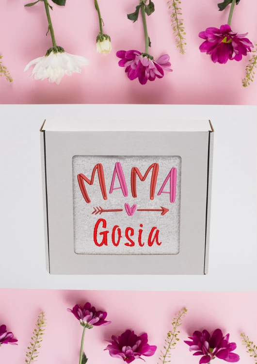 Ręcznik z personalizowanym haftem na Dzień Mamy biały, bawełna frotte 500 g,  zapakowany na prezent w pudełko z okienkiem