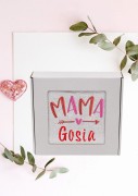 Ręcznik z personalizowanym haftem na Dzień Mamy biały, bawełna frotte 500 g,  zapakowany na prezent w pudełko z okienkiem