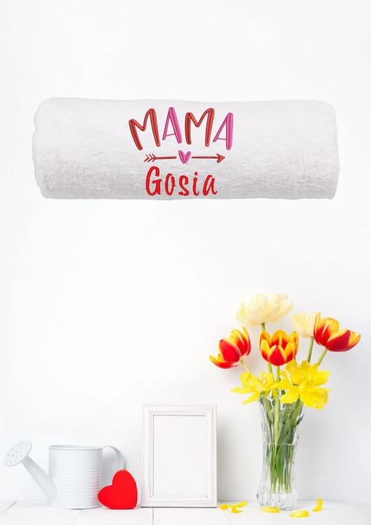 Ręcznik z personalizowanym haftem na Dzień Mamy biały, bawełna frotte 500 g,  zapakowany na prezent