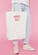Kobieta niosąca torbę bawełnianą z personalizowanym haftem – praktyczny prezent na Dzień Mamy w użyciu.
