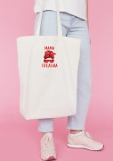 Kobieta niosąca torbę bawełnianą z personalizowanym haftem – praktyczny prezent na Dzień Mamy w użyciu.