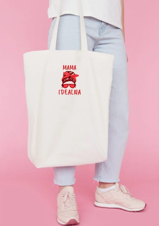 Kobieta niosąca torbę bawełnianą z personalizowanym haftem – praktyczny prezent na Dzień Mamy w użyciu.