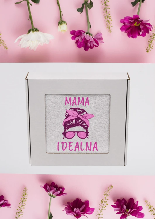 Ręcznik z personalizowanym haftem na Dzień Mamy biały, bawełna frotte 500 g,  zapakowany na prezent w pudełko z okienkiem