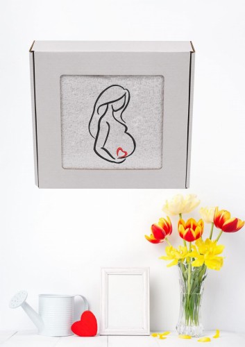 Biały, puszysty personalizowany ręcznik z haftem sylwetki kobiety w ciąży, zapakowany w eleganckie pudełko z okienkiem. Idealny, gotowy prezent na Baby Shower lub Bociankowe. Wykonany ze 100% bawełny frotte o wysokiej gramaturze 500g.