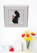 Biały, puszysty personalizowany ręcznik z haftem sylwetki kobiety w ciąży, zapakowany w eleganckie pudełko z okienkiem. Idealny, gotowy prezent na Baby Shower lub Bociankowe. Wykonany ze 100% bawełny frotte o wysokiej gramaturze 500g.