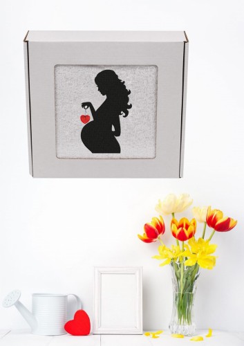 Biały, puszysty personalizowany ręcznik z haftem sylwetki kobiety w ciąży, zapakowany w eleganckie pudełko z okienkiem. Idealny, gotowy prezent na Baby Shower lub Bociankowe. Wykonany ze 100% bawełny frotte o wysokiej gramaturze 500g.