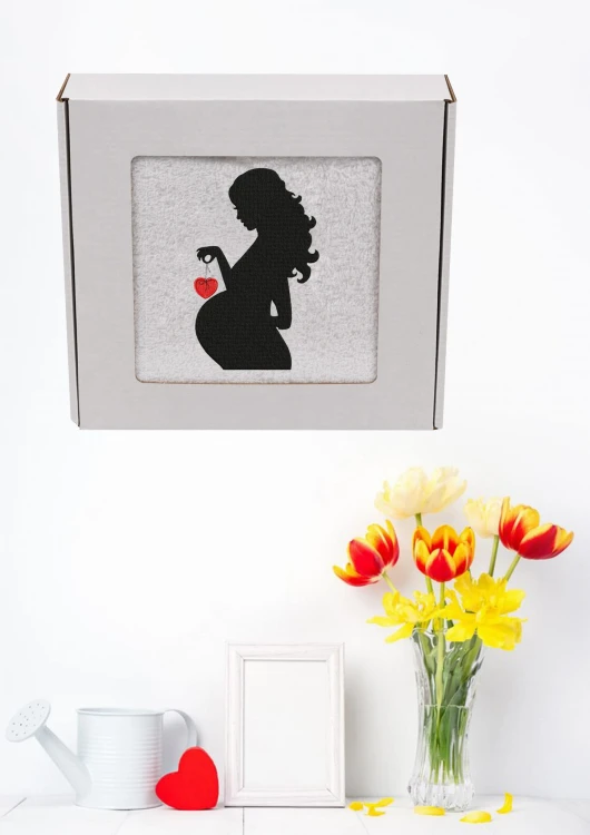Biały, puszysty personalizowany ręcznik z haftem sylwetki kobiety w ciąży, zapakowany w eleganckie pudełko z okienkiem. Idealny, gotowy prezent na Baby Shower lub Bociankowe. Wykonany ze 100% bawełny frotte o wysokiej gramaturze 500g.