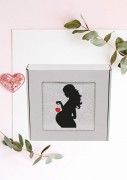 Biały, puszysty personalizowany ręcznik z haftem sylwetki kobiety w ciąży, zapakowany w eleganckie pudełko z okienkiem. Idealny, gotowy prezent na Baby Shower lub Bociankowe. Wykonany ze 100% bawełny frotte o wysokiej gramaturze 500g.