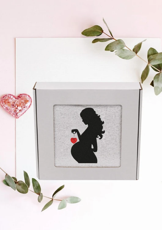 Biały, puszysty personalizowany ręcznik z haftem sylwetki kobiety w ciąży, zapakowany w eleganckie pudełko z okienkiem. Idealny, gotowy prezent na Baby Shower lub Bociankowe. Wykonany ze 100% bawełny frotte o wysokiej gramaturze 500g.