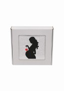 Biały, puszysty personalizowany ręcznik z haftem sylwetki kobiety w ciąży, zapakowany w eleganckie pudełko z okienkiem. Idealny, gotowy prezent na Baby Shower lub Bociankowe. Wykonany ze 100% bawełny frotte o wysokiej gramaturze 500g.