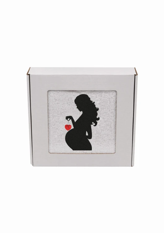 Biały, puszysty personalizowany ręcznik z haftem sylwetki kobiety w ciąży, zapakowany w eleganckie pudełko z okienkiem. Idealny, gotowy prezent na Baby Shower lub Bociankowe. Wykonany ze 100% bawełny frotte o wysokiej gramaturze 500g.