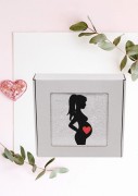 Biały, puszysty ręcznik z haftem sylwetki kobiety w ciąży, zapakowany w eleganckie pudełko z okienkiem. Idealny, gotowy prezent na Baby Shower lub Bociankowe. Wykonany ze 100% bawełny frotte o wysokiej gramaturze 500g.