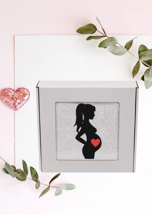 Biały, puszysty ręcznik z haftem sylwetki kobiety w ciąży, zapakowany w eleganckie pudełko z okienkiem. Idealny, gotowy prezent na Baby Shower lub Bociankowe. Wykonany ze 100% bawełny frotte o wysokiej gramaturze 500g.
