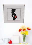 Biały, puszysty personalizowany ręcznik z haftem sylwetki kobiety w ciąży, zapakowany w eleganckie pudełko z okienkiem. Idealny, gotowy prezent na Baby Shower lub Bociankowe. Wykonany ze 100% bawełny frotte o wysokiej gramaturze 500g.