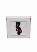 Biały, puszysty personalizowany ręcznik z haftem sylwetki kobiety w ciąży, zapakowany w eleganckie pudełko z okienkiem. Idealny, gotowy prezent na Baby Shower lub Bociankowe. Wykonany ze 100% bawełny frotte o wysokiej gramaturze 500g.