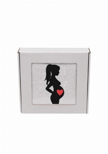 Biały, puszysty personalizowany ręcznik z haftem sylwetki kobiety w ciąży, zapakowany w eleganckie pudełko z okienkiem. Idealny, gotowy prezent na Baby Shower lub Bociankowe. Wykonany ze 100% bawełny frotte o wysokiej gramaturze 500g.