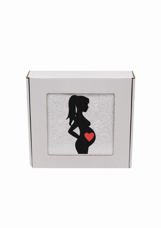 Biały, puszysty personalizowany ręcznik z haftem sylwetki kobiety w ciąży, zapakowany w eleganckie pudełko z okienkiem. Idealny, gotowy prezent na Baby Shower lub Bociankowe. Wykonany ze 100% bawełny frotte o wysokiej gramaturze 500g.