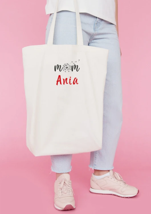 Kobieta niosąca torbę bawełnianą z personalizowanym haftem – praktyczny prezent na Dzień Mamy w użyciu.