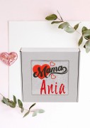 Ręcznik z personalizowanym haftem na Dzień Mamy biały, bawełna frotte 500 g,  zapakowany na prezent w pudełko z okienkiem