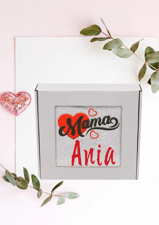 Ręcznik z personalizowanym haftem na Dzień Mamy biały, bawełna frotte 500 g,  zapakowany na prezent w pudełko z okienkiem