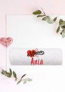 Ręcznik z personalizowanym haftem na Dzień Mamy biały, bawełna frotte 500 g,  zapakowany na prezent