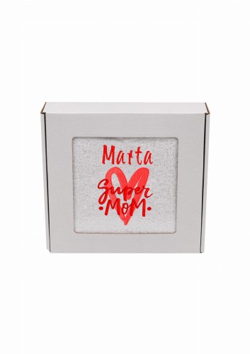 Ręcznik z personalizowanym haftem na Dzień Mamy biały, bawełna frotte 500 g,  zapakowany na prezent w pudełko z okienkiem
