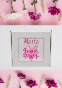 Ręcznik z personalizowanym haftem na Dzień Mamy biały, bawełna frotte 500 g,  zapakowany na prezent w pudełko z okienkiem