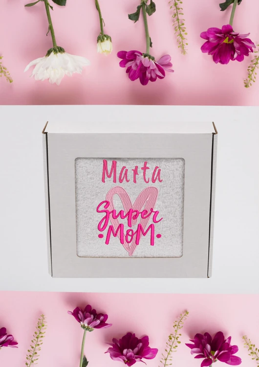 Ręcznik z personalizowanym haftem na Dzień Mamy biały, bawełna frotte 500 g,  zapakowany na prezent w pudełko z okienkiem