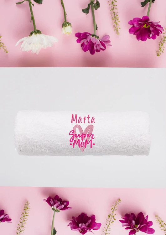 Ręcznik z personalizowanym haftem na Dzień Mamy biały, bawełna frotte 500 g,  zapakowany na prezent