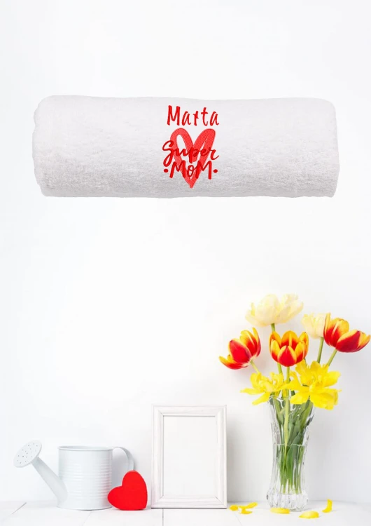Ręcznik z personalizowanym haftem na Dzień Mamy biały, bawełna frotte 500 g,  zapakowany na prezent