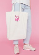 Kobieta niosąca torbę bawełnianą z personalizowanym haftem – praktyczny prezent na Dzień Mamy w użyciu.