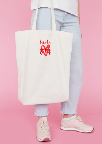Kobieta niosąca torbę bawełnianą z personalizowanym haftem – praktyczny prezent na Dzień Mamy w użyciu.