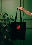 Kobieta niosąca torbę bawełnianą z personalizowanym haftem – praktyczny prezent na Dzień Mamy w użyciu.