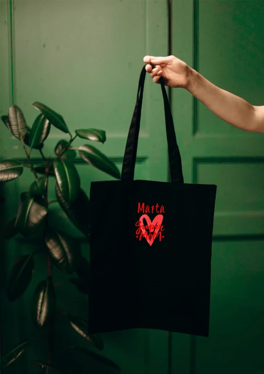 Kobieta niosąca torbę bawełnianą z personalizowanym haftem – praktyczny prezent na Dzień Mamy w użyciu.